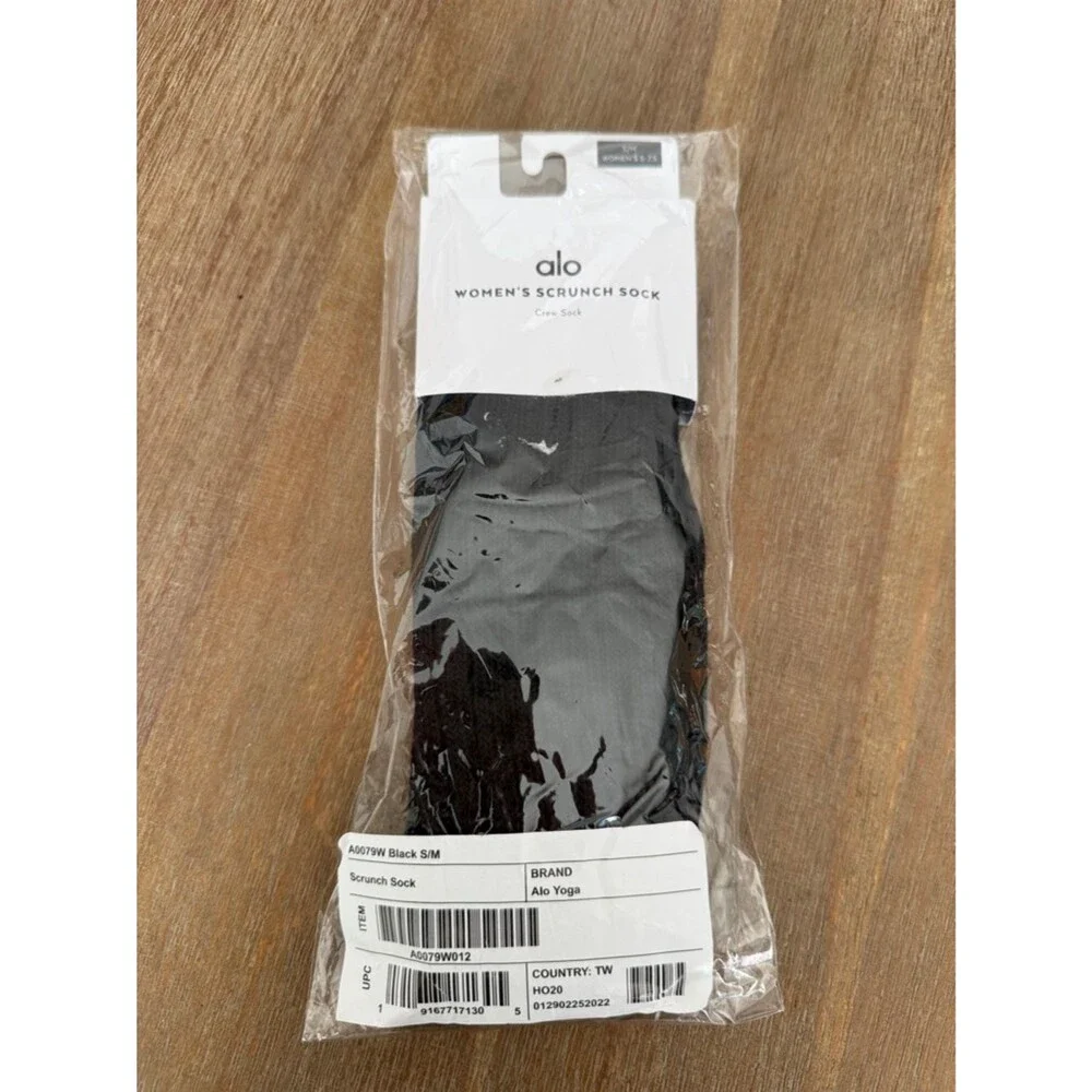 ALO Yoga Women's Black Scrunch Crew Socks